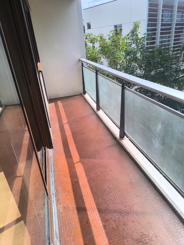 Le même balcon dégagé et son carrelage nettoyé