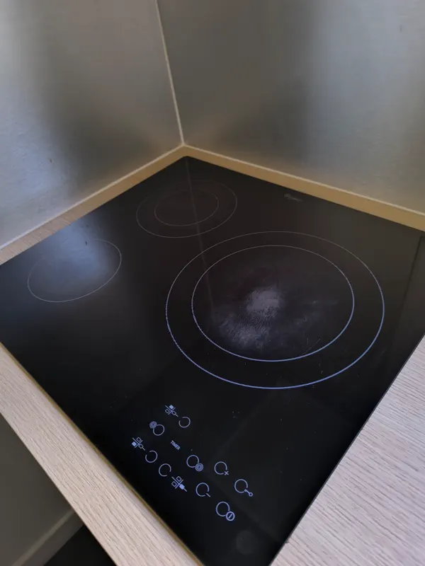 La même plaque de cuisson entièrement décrassée
