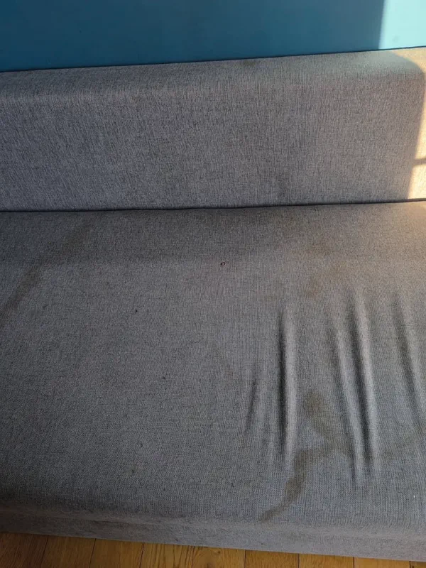 Canapé convertible en tissu taché avant détachage