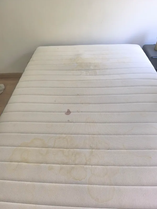 Matelas 1 place marqué de taches profondes avant traitement